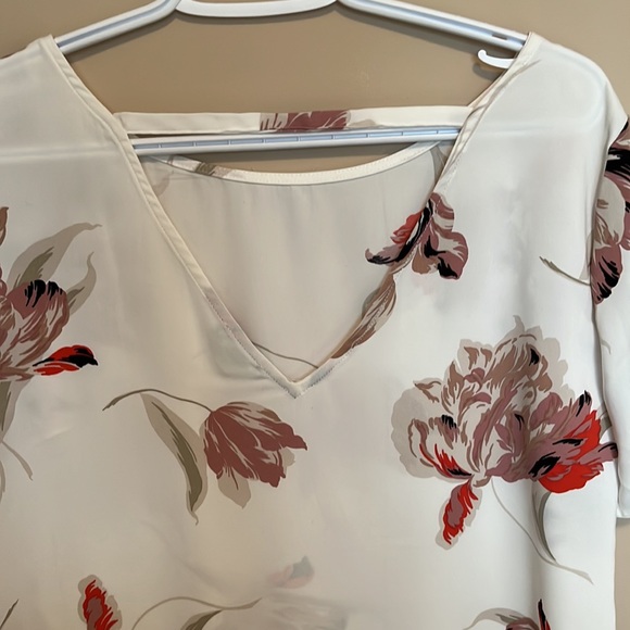 Flower patterned Dynamite blouse with V back. - Picture 3 of 4